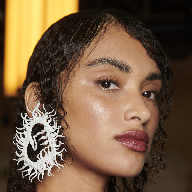 أجمل الطرق لتطبيق رسمات الحواجب الدائرية لصاحبات الوجه الطويل