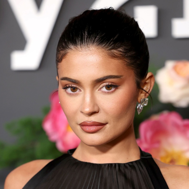 إطلالات كايلي جينر ملهمة للمرأة بمكياجها المشرق.. إليك خطواتها بمناسبة عيد ميلادها