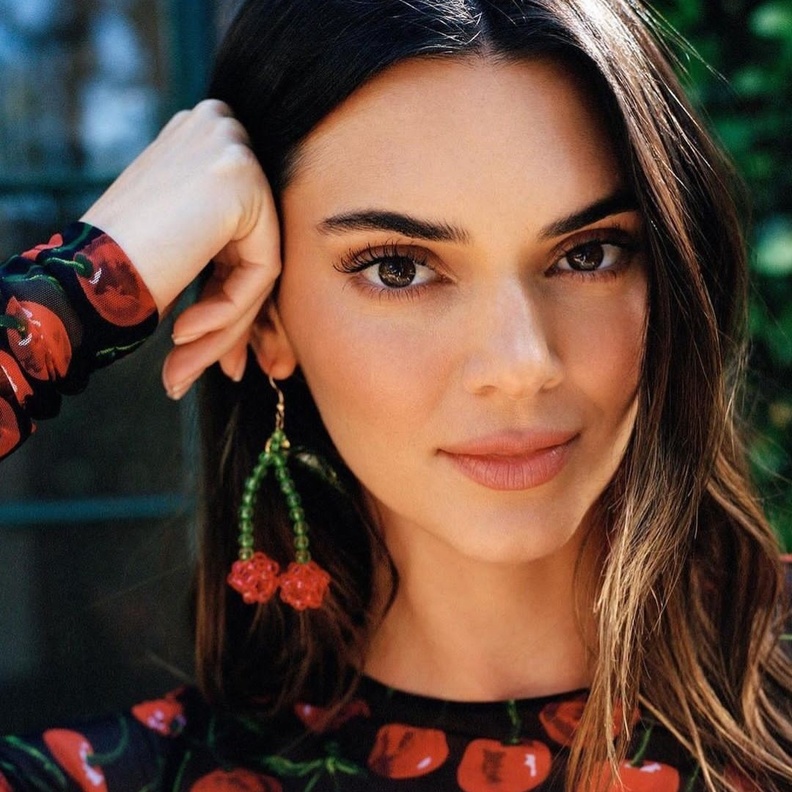 صيحة "اللامكياج" تعلميها بالخطوات قبل ممارسة الرياضة بأسلوب كيندل جينير