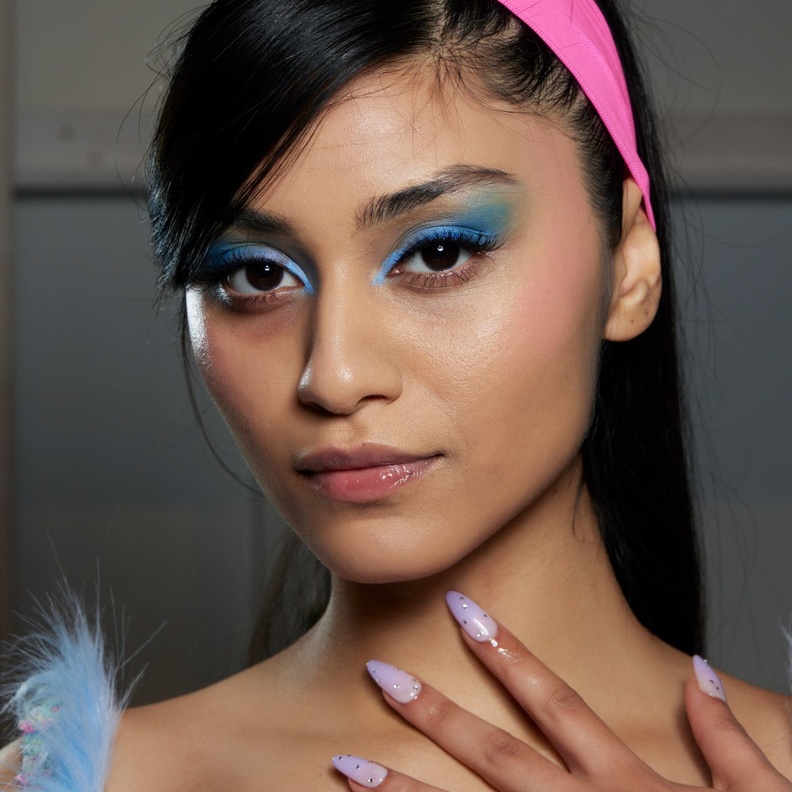 ظلال عيون قوية وجريئة للصيف من وحي عارضة دار Kim Shui 