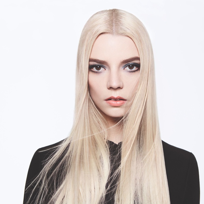 مكياج أزرق للسفر بأسلوب عارضة ديور