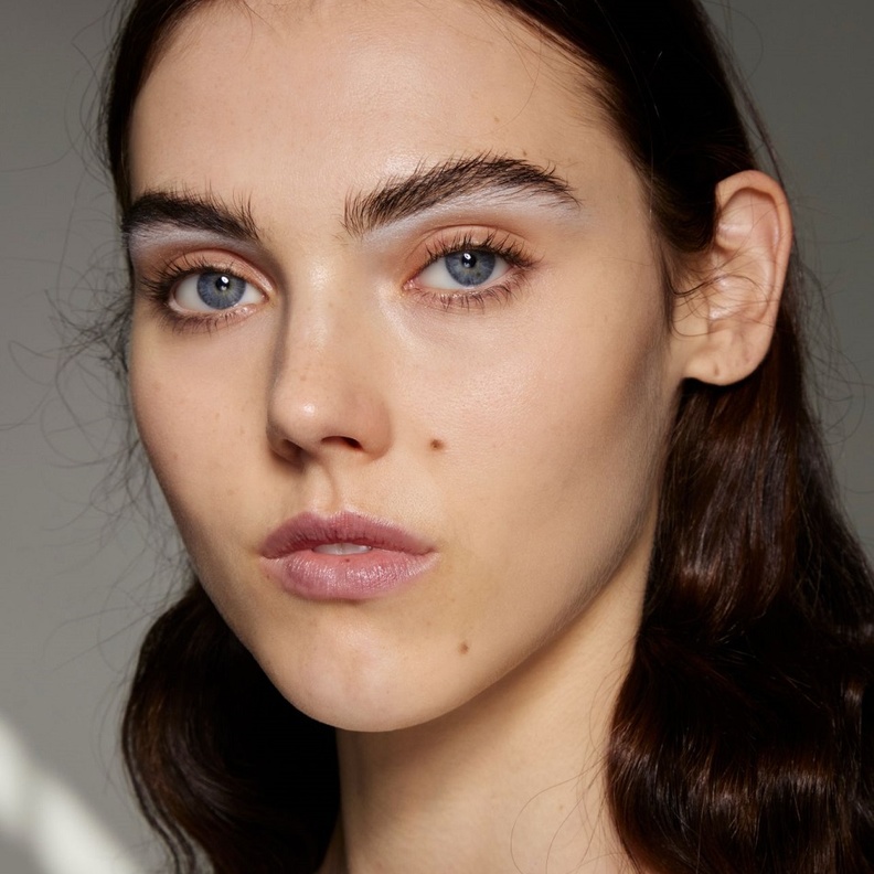 مكياج الظلال البيضاء