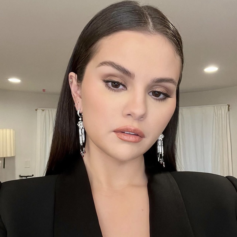 مكياج سيلينا غوميز المشرق - الصورة من حساب مايكاب باي ميليسا على انستغرام