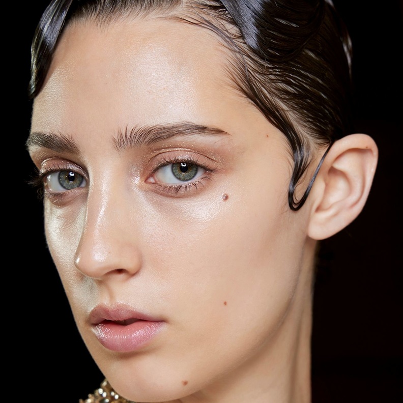 Elie Saab مستحضرات مجربة لعلاج الوجه بعد رحلات السفر - الصورة من عرض 