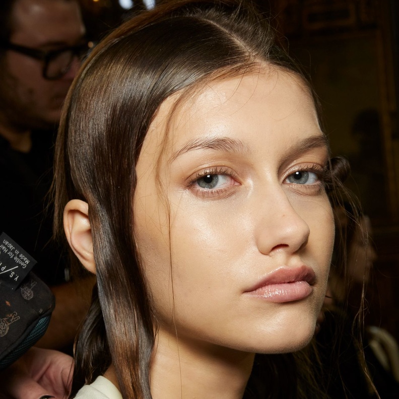 أهمية استخدام رذاذ ترطيب الوجه في رحلات السفر وأجدد المستحضرات المناسبة