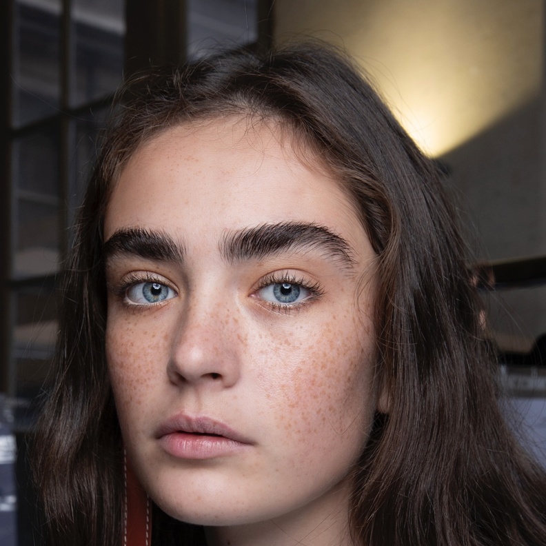  النمش المزيف أحدث صيحات الجمال المتجددة