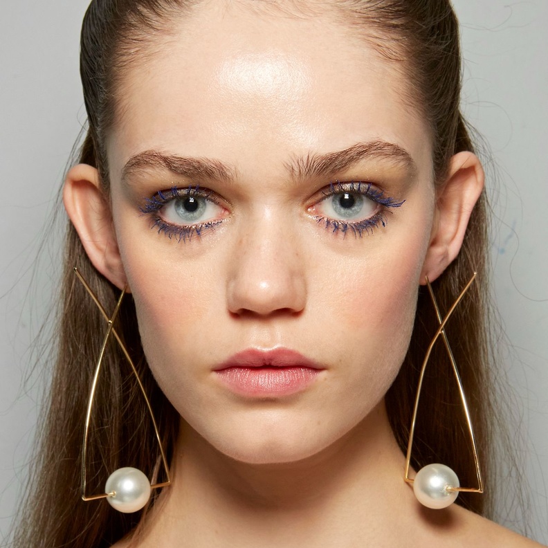 إليك بلسم شفاه ومجموعة ظلال عيون مصغرة من أساسيات مستحضرات التجميل للصبايا في رحلات السفر