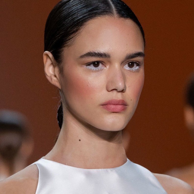 أحمر الخدود الغلوسي صيحة أساسية في مكياجصيف 2023 وهذه أسرار تطبيقه