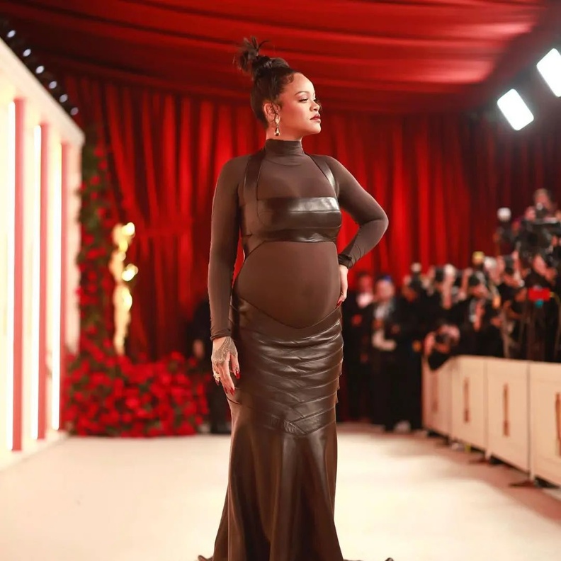 إطلالة لافتة باللّون البني المميّز