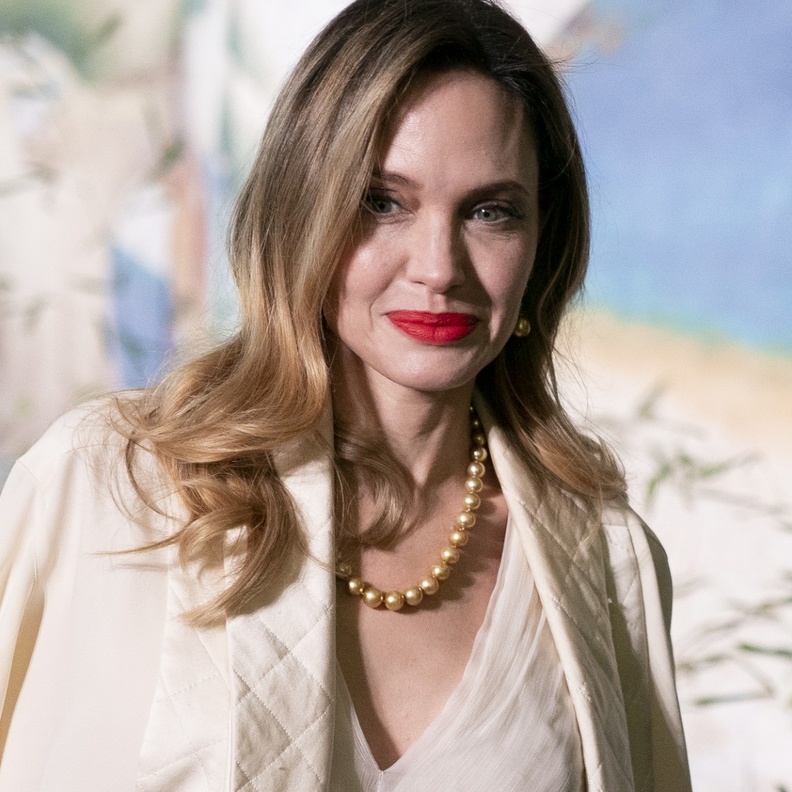 احصلي على شفاه متوهجة وممتلئة على طريقة انجلينا جولي بهذه الخطوات