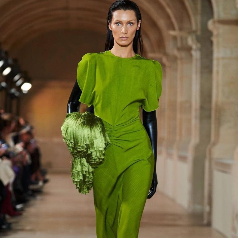 [يلا حديد بفستان أخضر لافت من Victoria beckham لربيع وصيف 2023