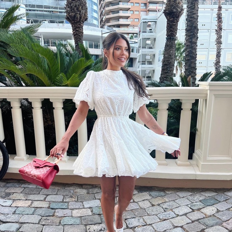 إطلالات كاجوال عصرية تناسب الصبايا في رحلات السفر الصيفية بأسلوب العنود بدر 