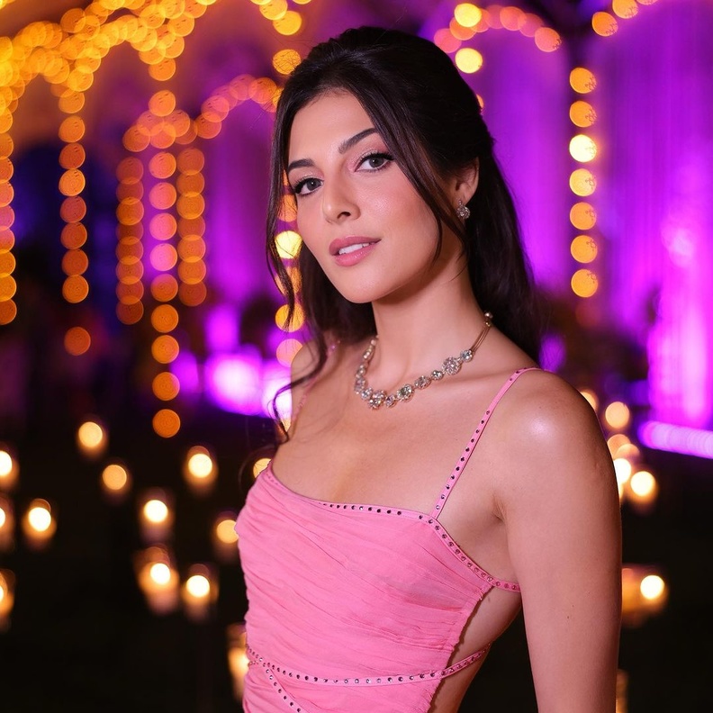 أحدثها إطلالة وردية تحاكي "باربي".. فساتين سهرة بتفاصيل أنثوية لافتة استوحيها من رزان جمال