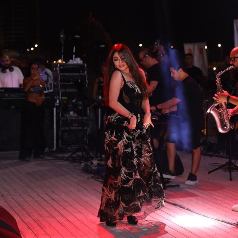 هيفاء وهبي بإطلالة بتوقيع لبناني تجمع بين الفستان والشورت القصير خلال حفلها في العلمين