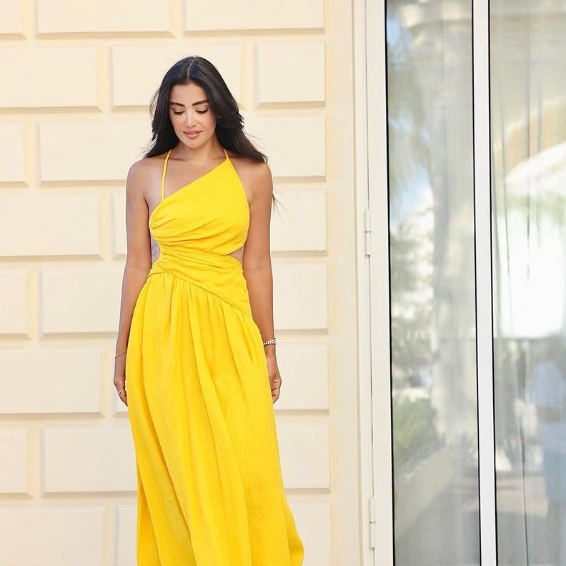 أحدثها بفستان أصفر.. جيسيكا عازار تُبرز رشاقتها بأزياء لافتة بعد أشهر من ولادة طفلها 