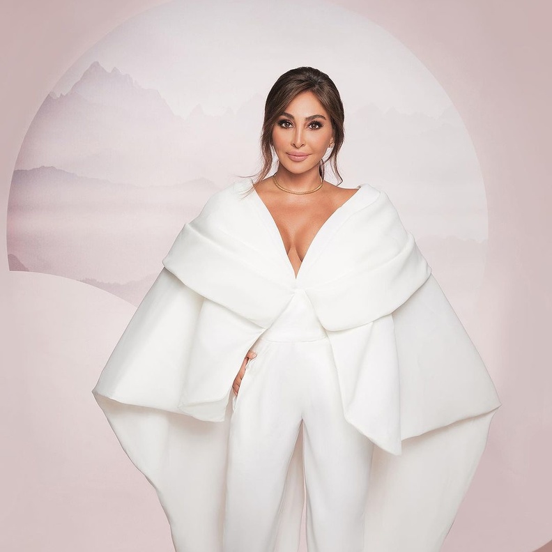 أحدثها على بوستر أغنيتها "العقد".. إطلالات إليسا بالأبيض تعكس أسلوبها الراقي في الموضة