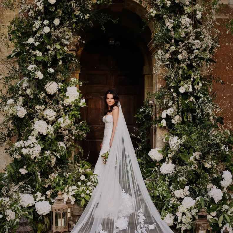  احرصي على اختيار إطلالة الزفاف الملائمة لحفل زفافك الخريفي وخاصة حفلات الزفاف في الهواء الطلق