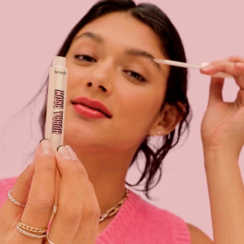 قدّمي أفضل عناية لحاجبيك مع زيت وسيروم الحواجب الجديدين من Benefit