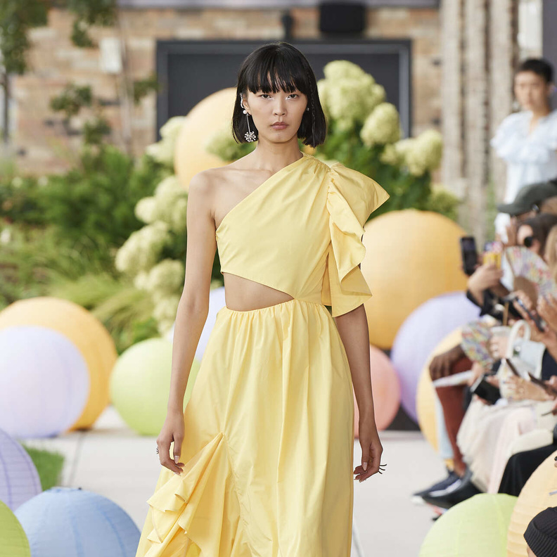 موضة الفساتين المفرغة على الخصر في إطلالاتك المقبلة