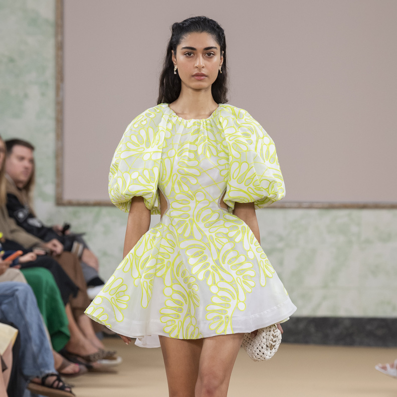 موديلات فساتين بأكمام عصرية هذا الصيف