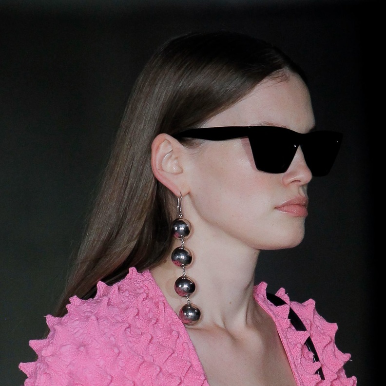 اكسسوارات ضرورية لتتألقي بإطلالة باربي الوردية