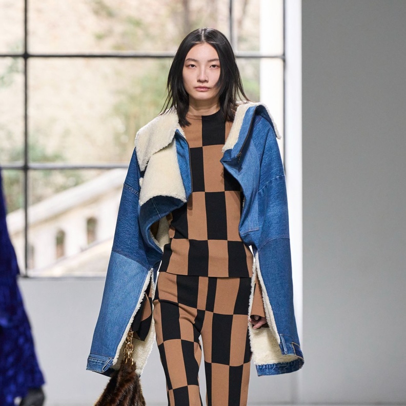 موديلات جاكيتات الدنيم صيحة واكبيها في إطلالات خريف وشتاء 2023