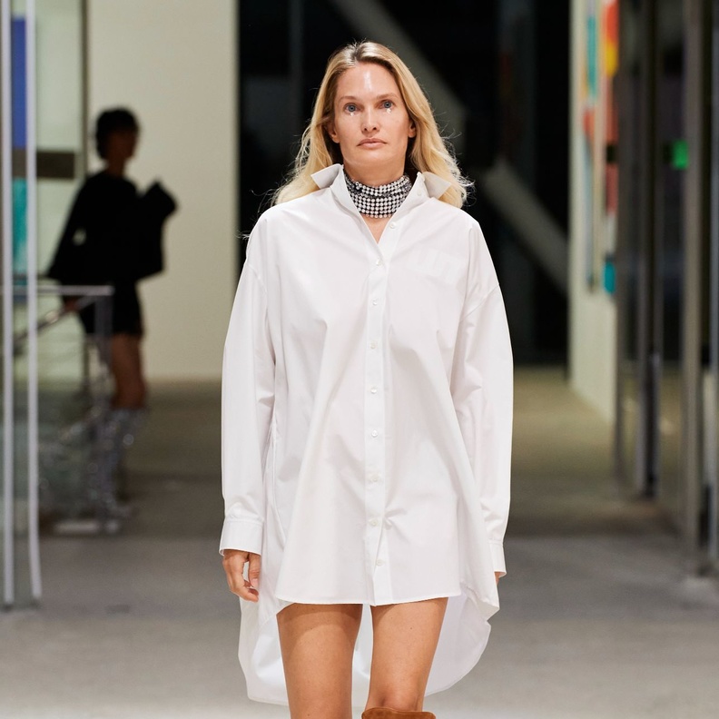 القميص الطويل.. موضة أساسية فى خزانتك بصيف 2023