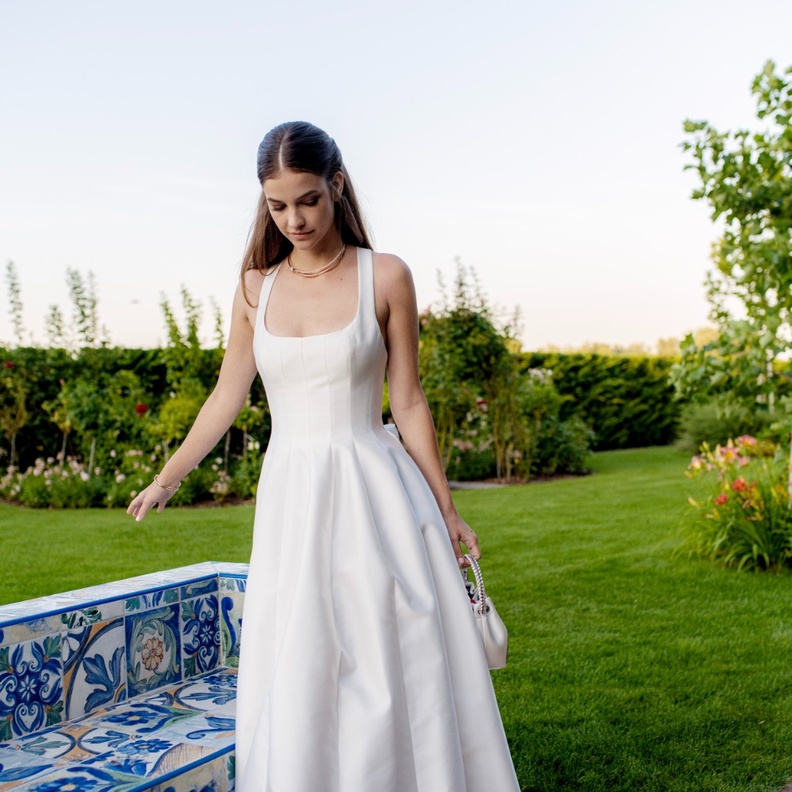 Jimmy Choo تبتكر تصاميم زفاف مُخصّصة لـ"باربرا بالفين" Barbara Palvin