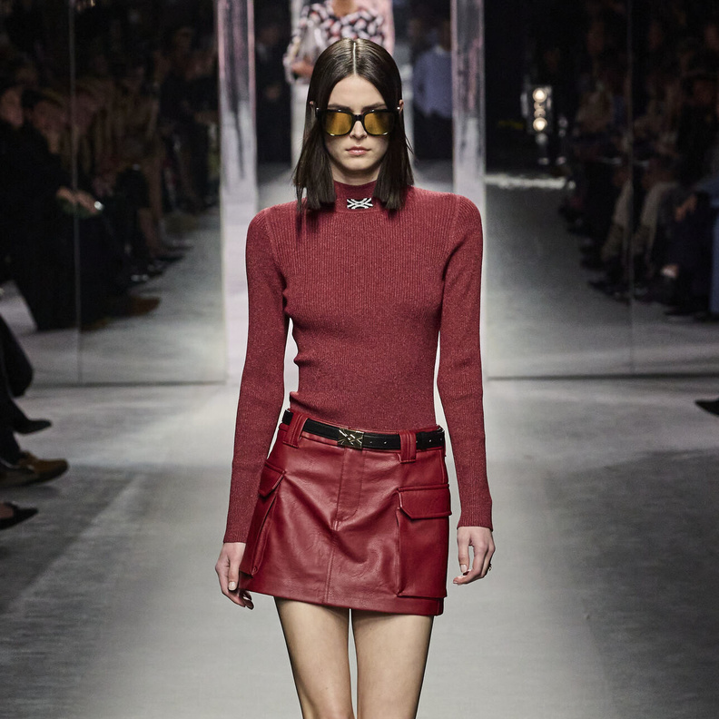 موضة التنانير الجلدية القصيرة سحر لا يقاوم