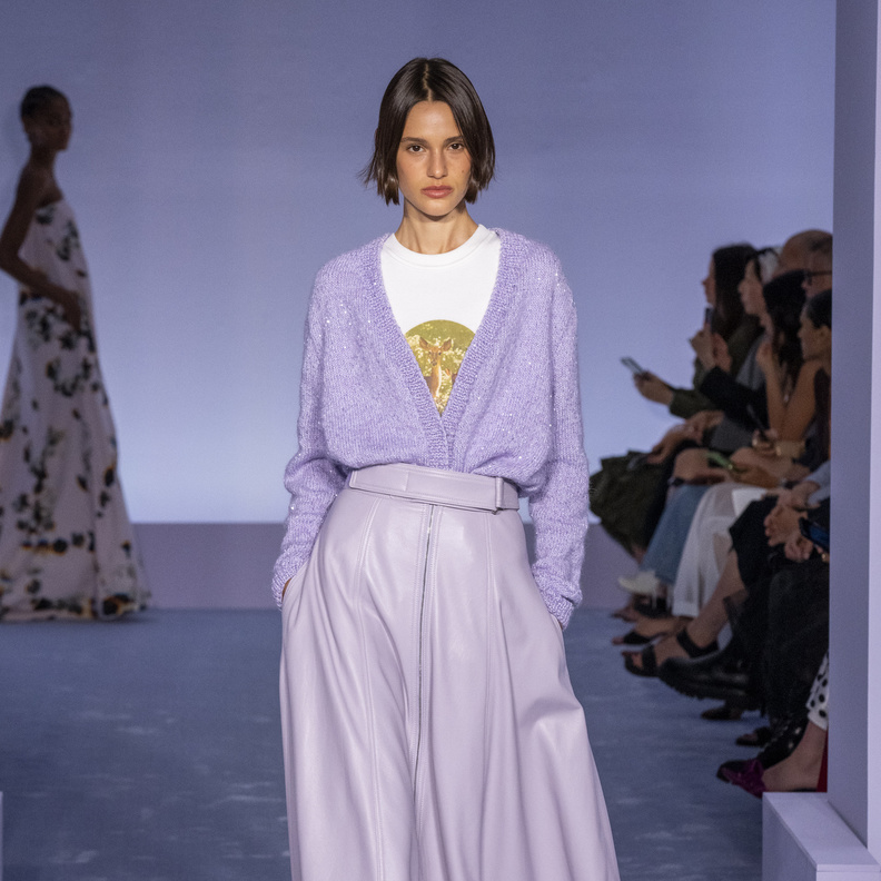 تصاميم كلاسيكية باللون الأرجواني تسيطر على إطلالاتك اليومية