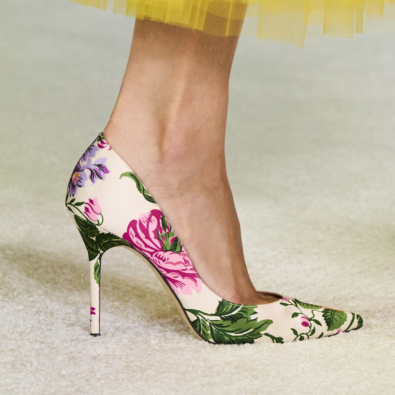 موضة الأحذية المطبعة بالورود للخريف