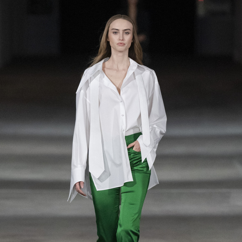 لاطلالات العمل المتجددة أجمل صيحات السراويل الملونة