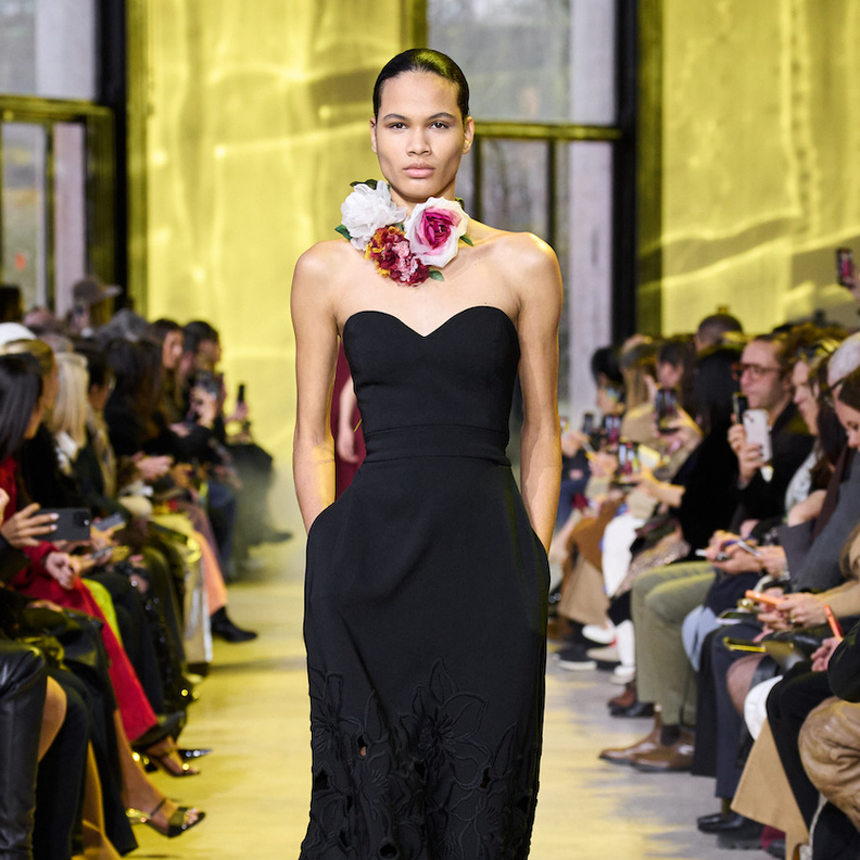 تصوّرات إبداعية مختلفة لرمز الوردة يبتكرها مصممو الأزياء في مجموعات خريف 2023