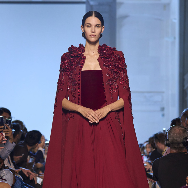 بمناسبة يوم المرأة الإماراتية فساتين طويلة ومحتشمة