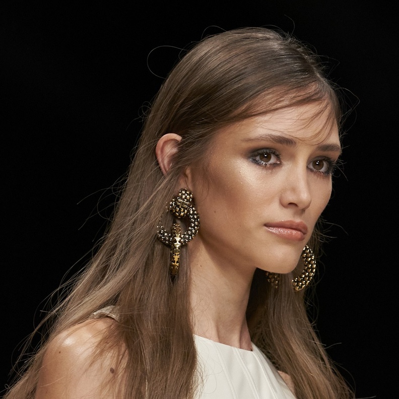 مستحضرات جديدة ننصحك بها لعلاج الشعر واسترجاع كثافته بعد رحلات السفر