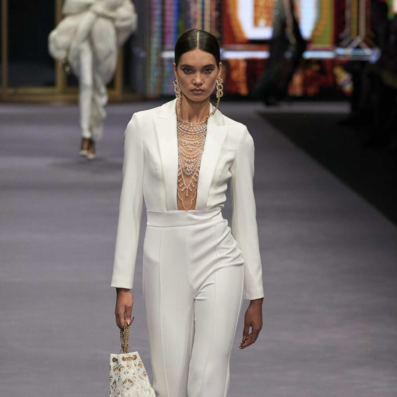 الجمبسوت الأبيض مفهوم جديد للأناقة الكاجوال