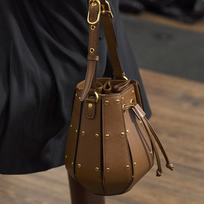 الحقائب البنية المتجددة أكسسوارات أساسية في الخريف.. لا تفوّتي هذه الصيحة