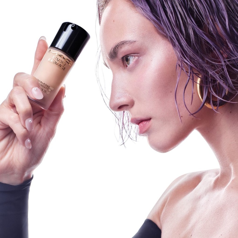 احصلي على بشرة متألقة ومشرقة مع فاونديشن STUDIO RADIANCE SERUM-POWERED™  الجديد من ماك