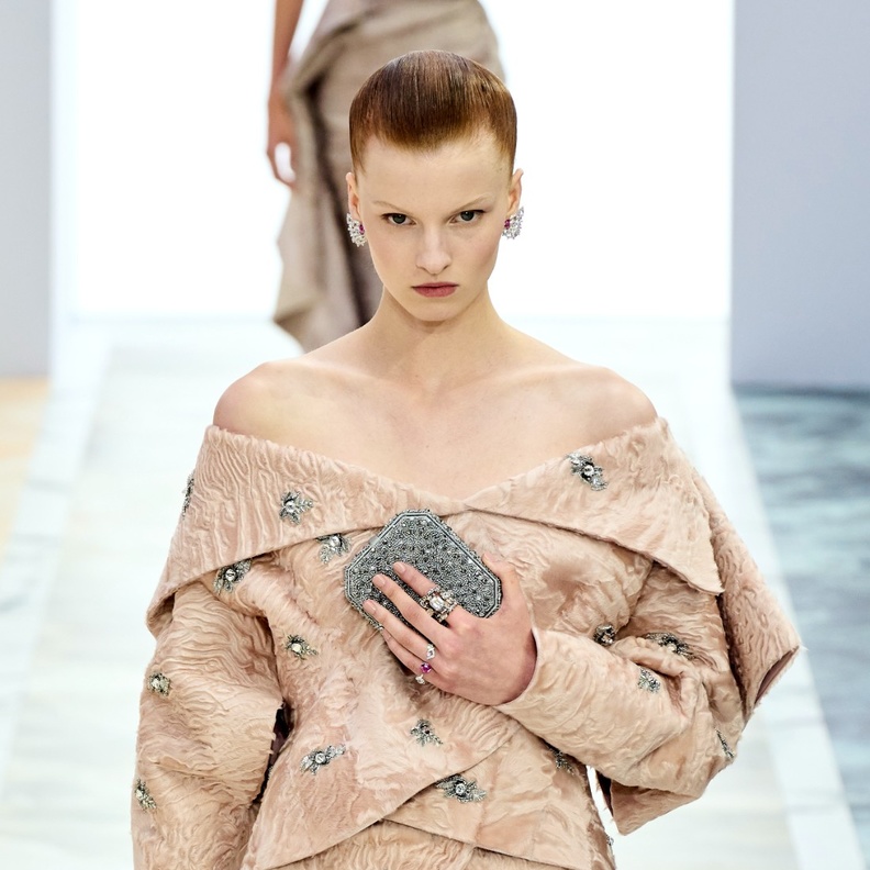 عودة الكلاتش في موسم خريف 2023 وهذا كل ما عليك معرفته عن هذه الحقيبة الأنيقة 