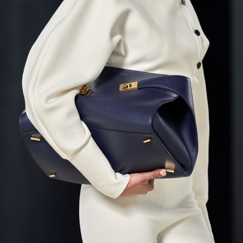 حقيبة The Hug موسم خريف وشتاء 2023