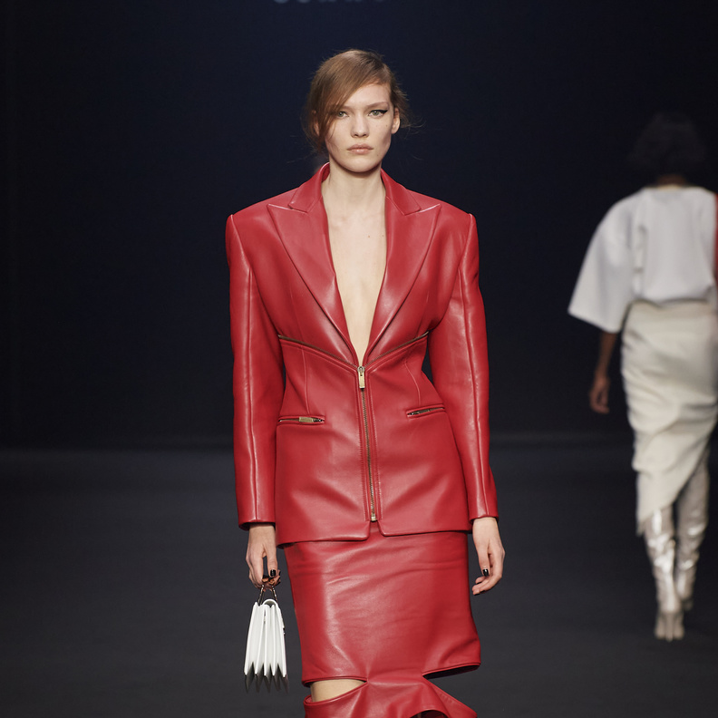 التنورة الحمراء عنوان أناقتك في ساعات العمل