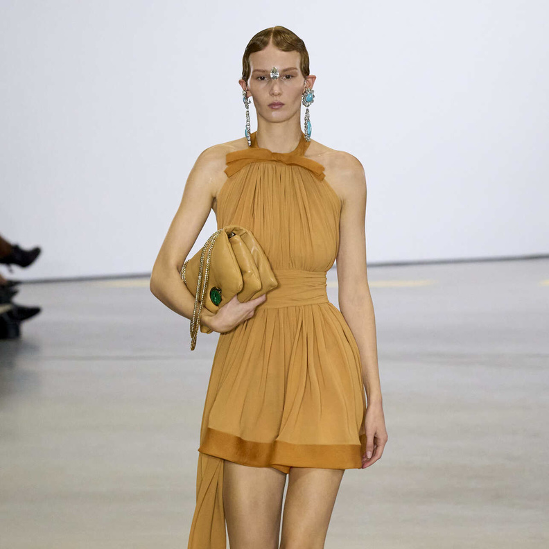 موضة التصاميم العصرية مع الأقمشة الجانبية