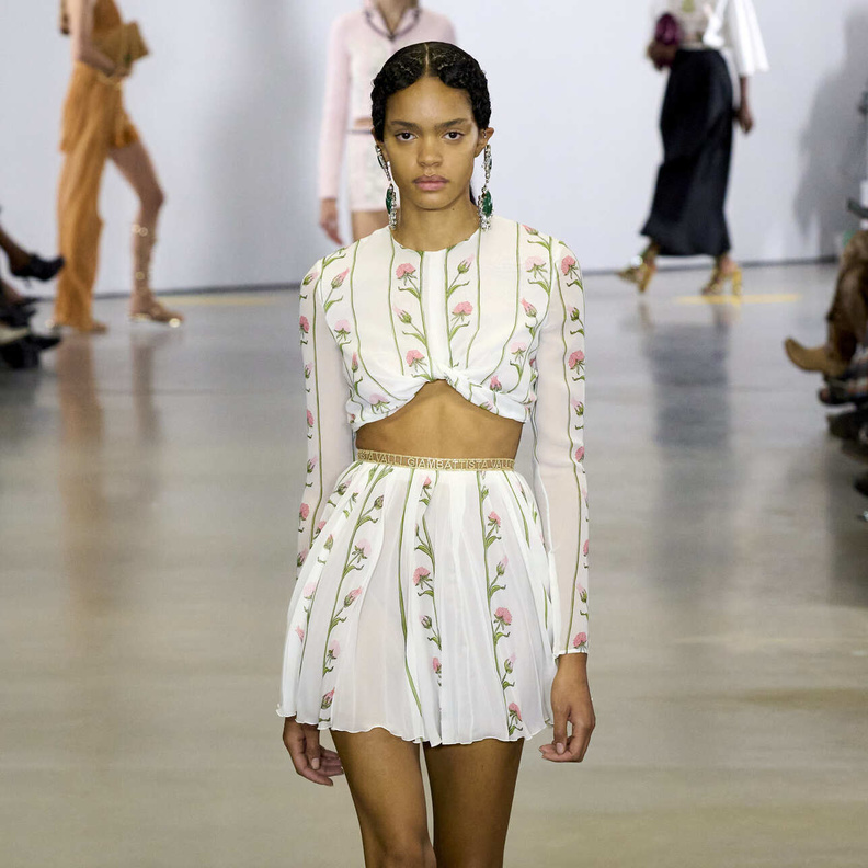 موديلات تنانير قصيرة وواسعة لإطلالة شبابية