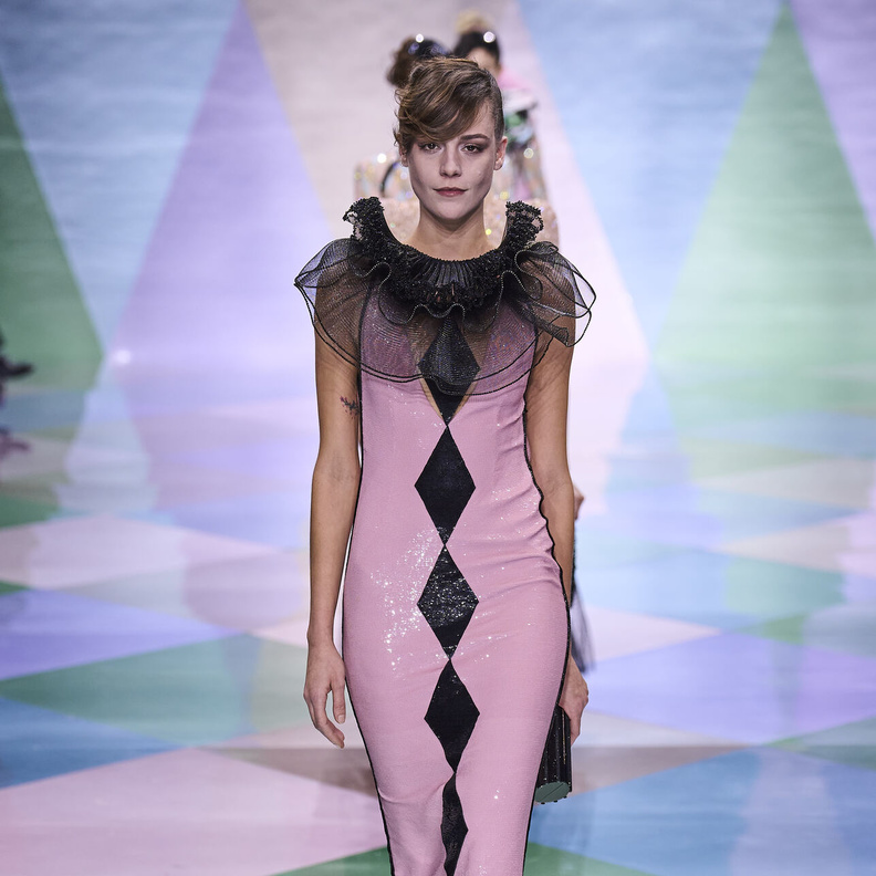 أجمل صيحات الفساتين اللماعة بتدرجات ملفتة