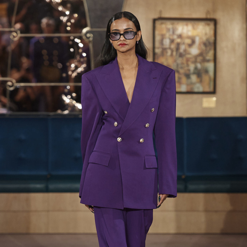 السروال البنفسجي الداكن يحتل الصدارة في إطلالات الخريف