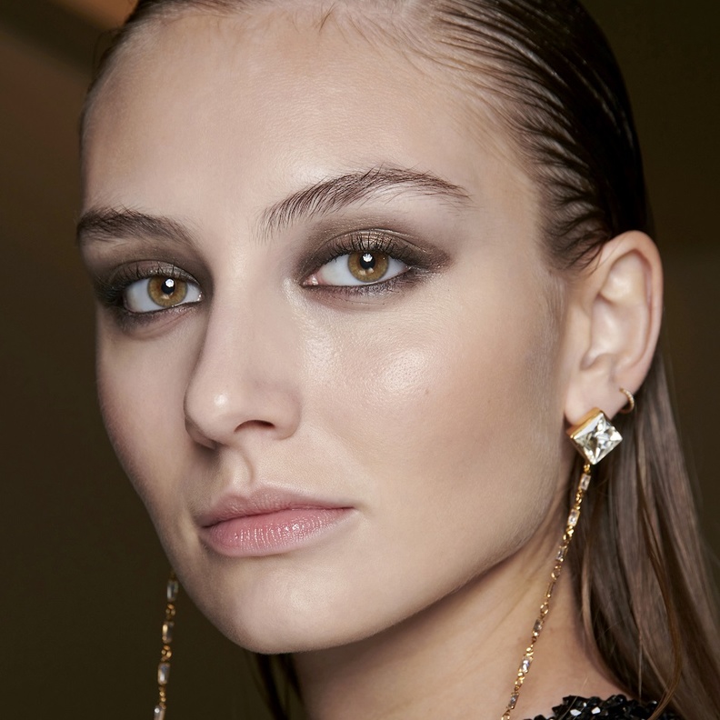 خطوات سهلة لتطبيق رسمات الآيلاينر مع الظلال القوية لسهرات الصيف