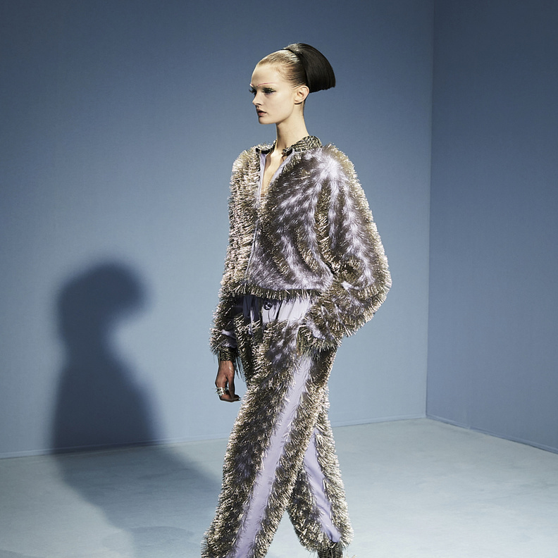 البناطيل المعدنية تعود الى واجهة الموضة الجريئة 