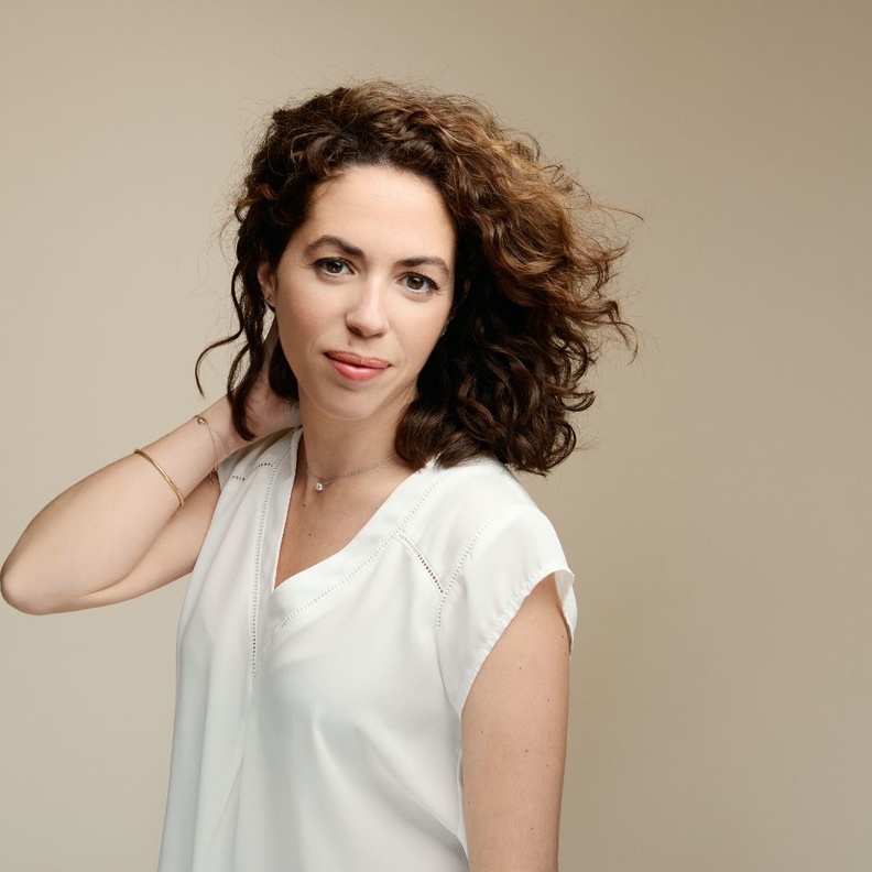 خبيرة العطور JULIE MASSÉ تكشف لـ "هي" أسرار العطر الجديد  SÌ EAU DE PARFUM INTENSE من Armani Beauty