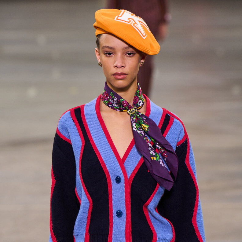 موضة السكارف الملون أساسي لاستكمال أناقتك