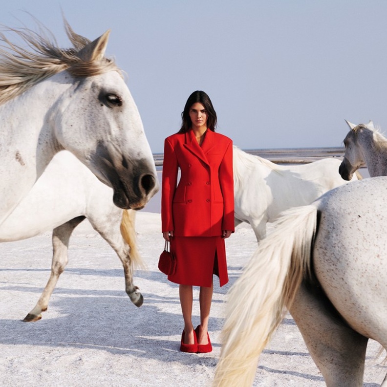 وداعًا للصيف وأهلًا بالشتاء... حملات الدور العالمية تحضرك للموسم الجديد بطريقتها المميّزة والخارجة عن المألوف أحيانًا